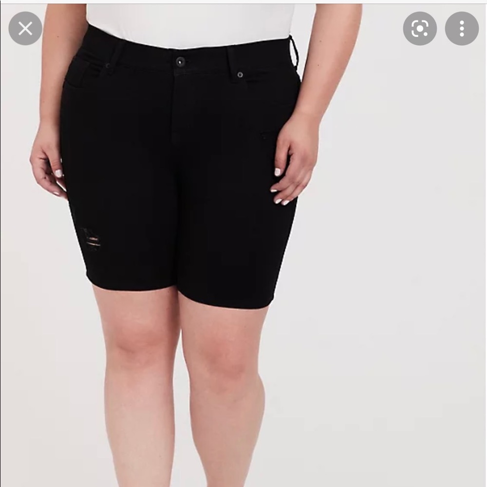 Torrid black bombshell Bermuda shorts size 26 NWT
